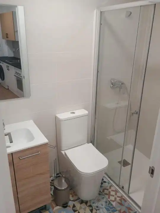 Bathroom of Flat for share in Ourense Capital   with Heating, Furnished and Balcony