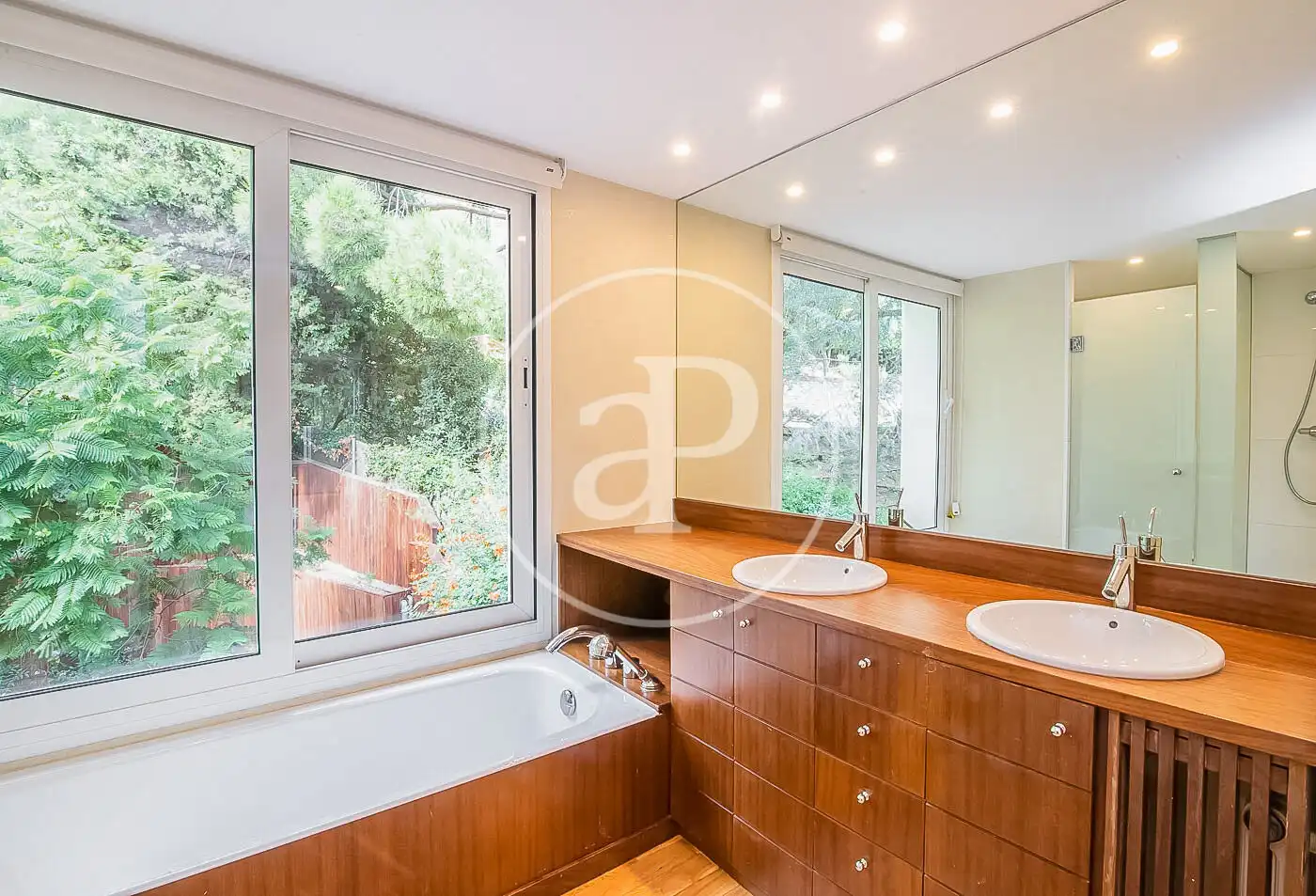 Bathroom of Houses for rent in Barcelona  with Air Conditioner, Heating and Private garden
