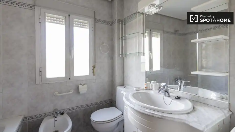 Bathroom of Flat for rent in Madrid  with Air Conditioner, Heating and Furnished