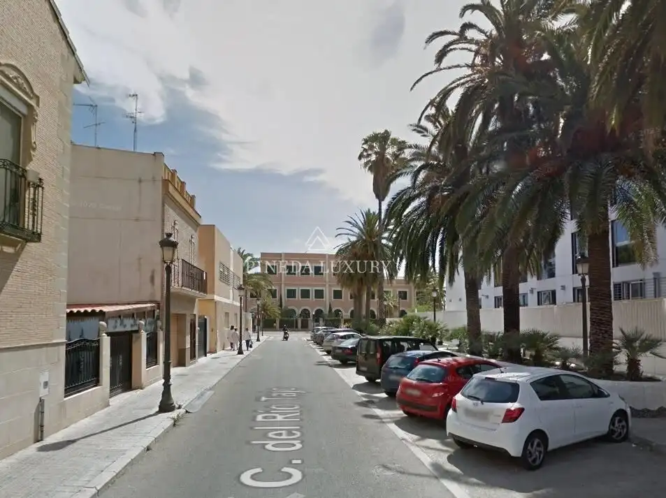 Außenansicht von Einfamilien-Reihenhaus zum Verkauf in Valencia mit Terrasse, Schwimmbad und Möbliert
