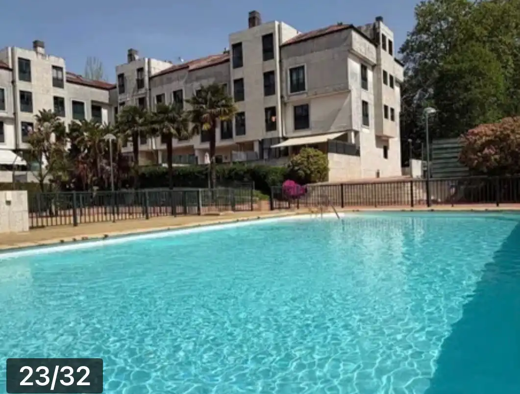 Piscina de Pis en venda en Pontevedra Capital  amb Traster, Moblat i Piscina comunitària
