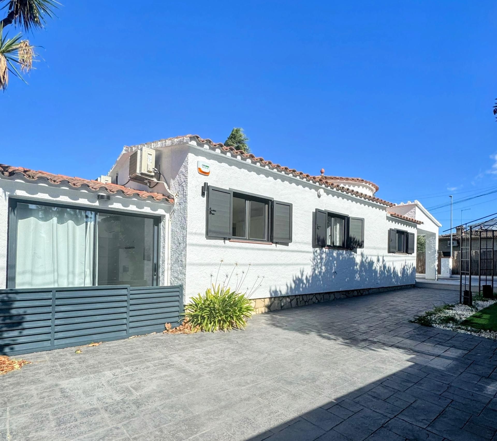 Vista exterior de Casa o xalet en venda en Empuriabrava