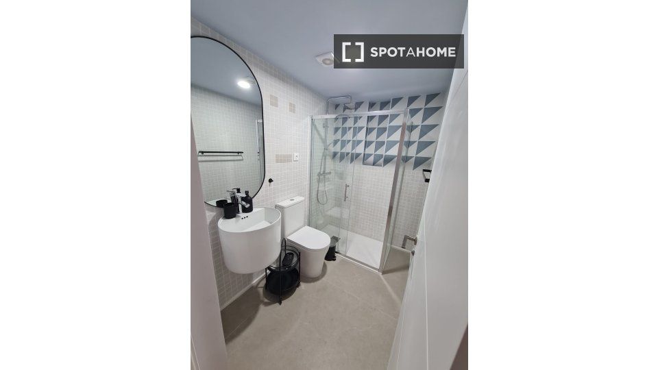 Bathroom of Flat to rent in  Madrid Capital  with Air Conditioner, Heating and Furnished