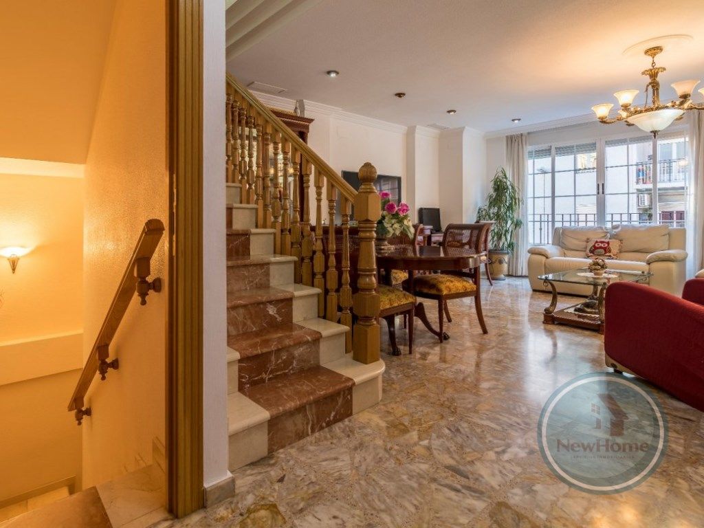 Casa adosada en venta en Calle Mariano Benlliure, Reina Victoria - Miguel Hernández