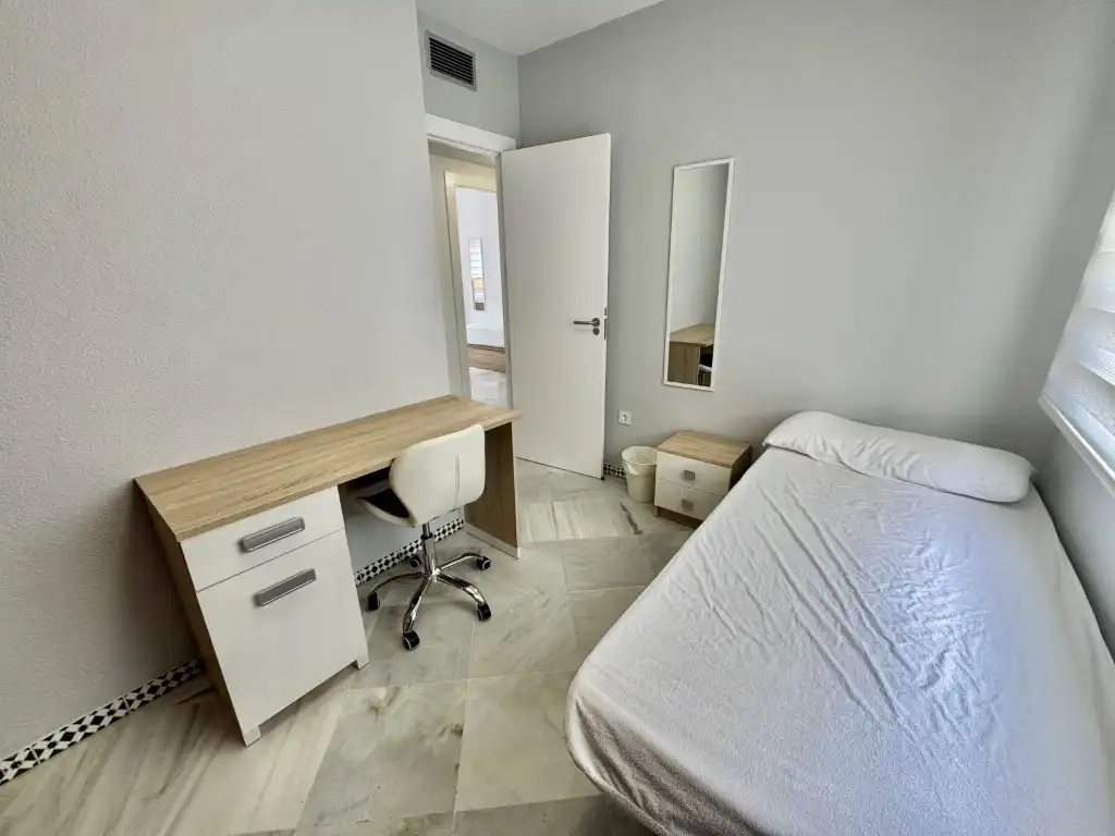 Bedroom of Flat for share in Córdoba  with Air Conditioner