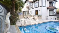 Piscina de Casa adosada en venda en Getxo  amb Aire condicionat, Calefacció i Jardí privat