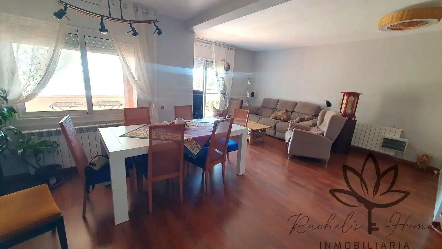 Wohnzimmer von Einfamilien-Reihenhaus zum Verkauf in Castelldefels mit Klimaanlage, Heizung und Privatgarten