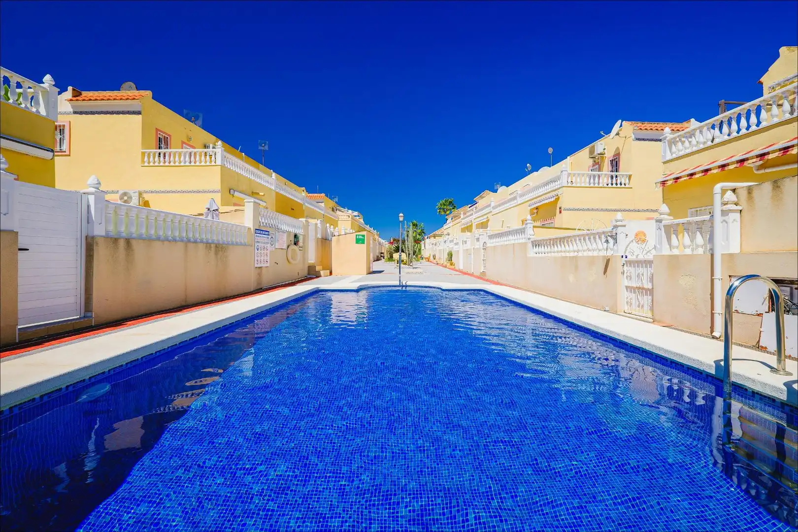 Piscina de Casa adosada en venta en Orihuela con Aire acondicionado, Calefacción y Jardín privado