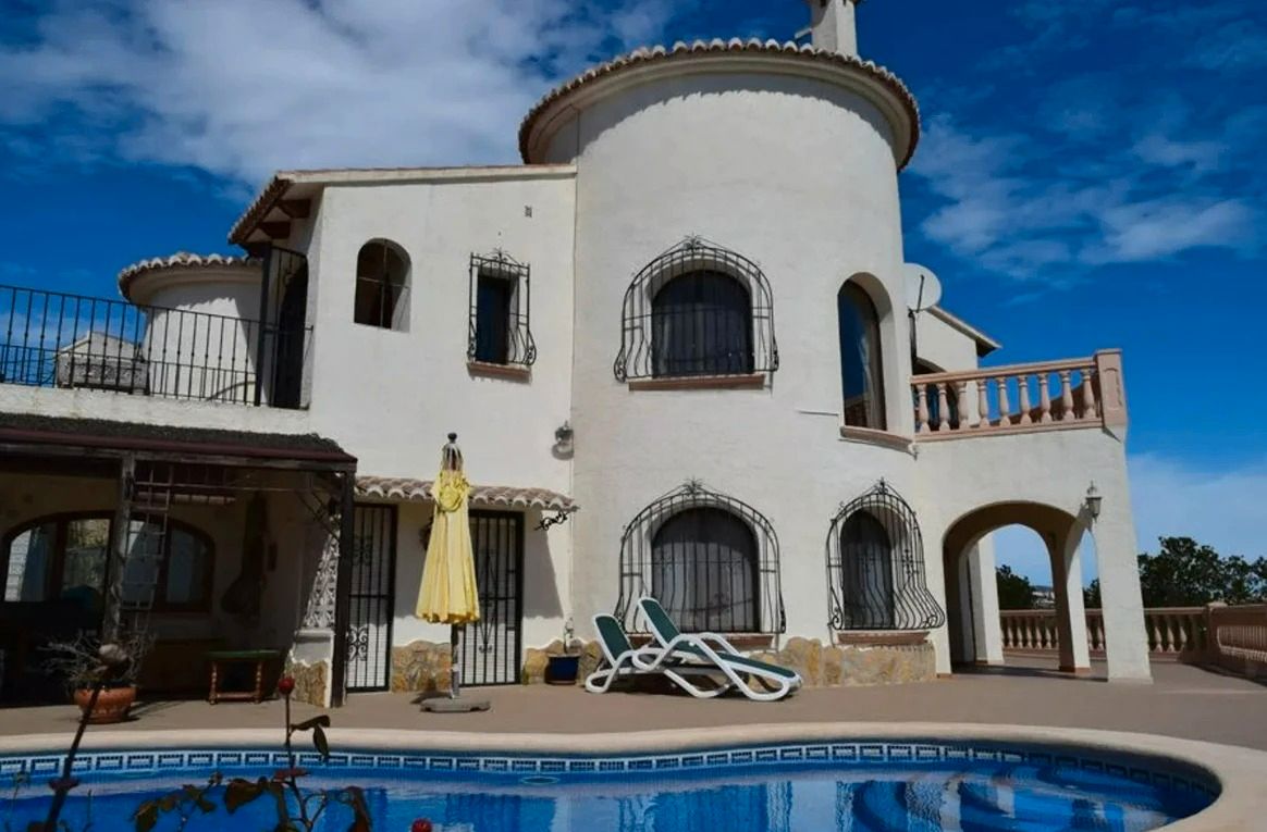 Vista exterior de Casa o xalet en venda en Calpe / Calp amb Aire condicionat, Calefacció i Jardí privat
