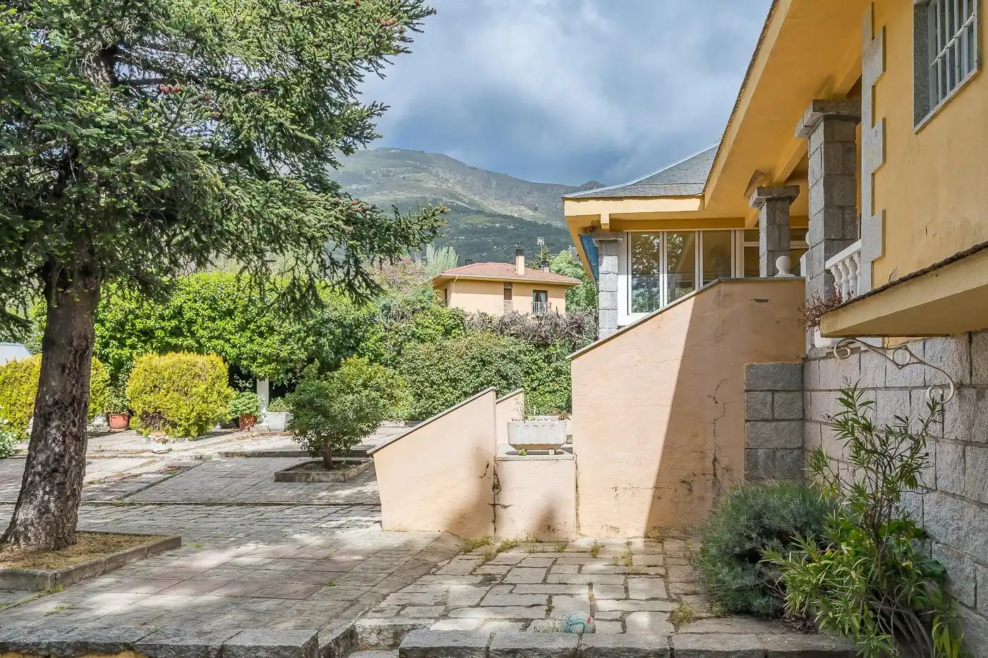 Vista exterior de Casa o chalet en venta en San Lorenzo de El Escorial con Calefacción, Alarma y Piscina comunitaria
