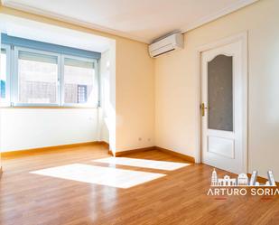 Bedroom of Flat to rent in  Madrid Capital  with Air Conditioner, Heating and Parquet flooring