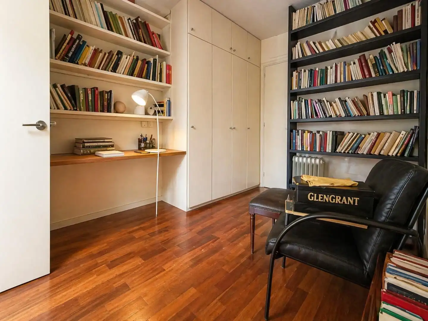 Schlafzimmer von Wohnung zum Verkauf in Barcelona mit Klimaanlage, Heizung und Balkon