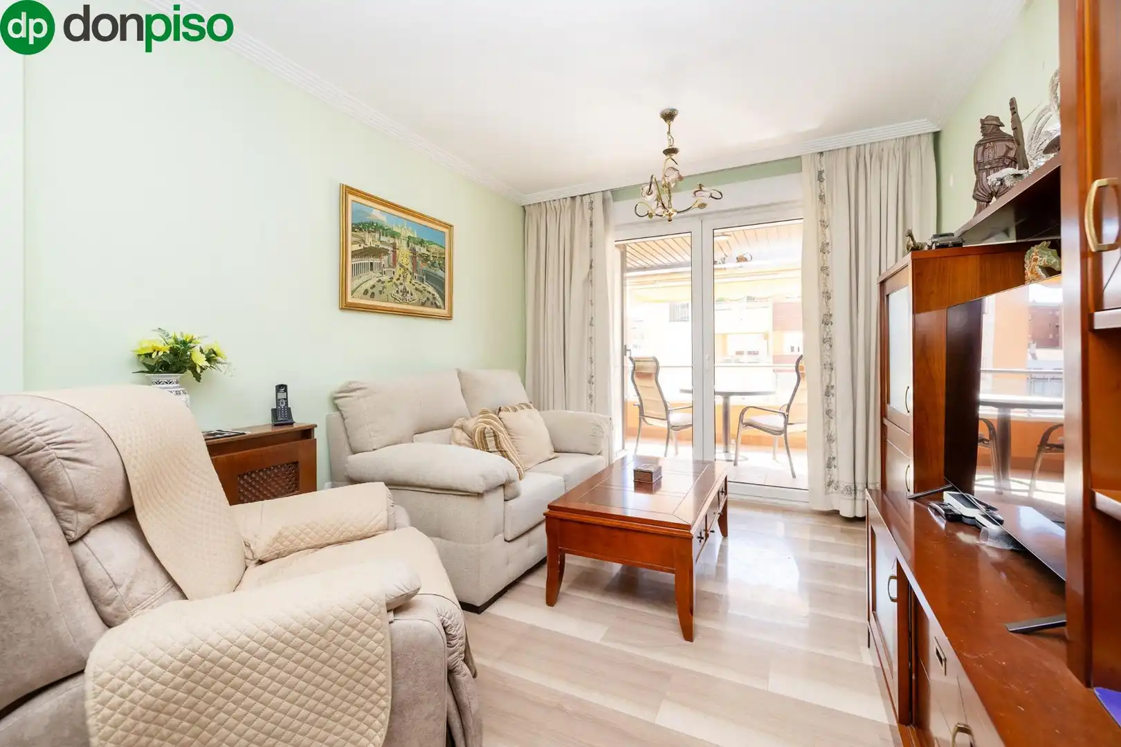 Living room of Flat for sale in Granada  with Air Conditioner, Heating and Terrace