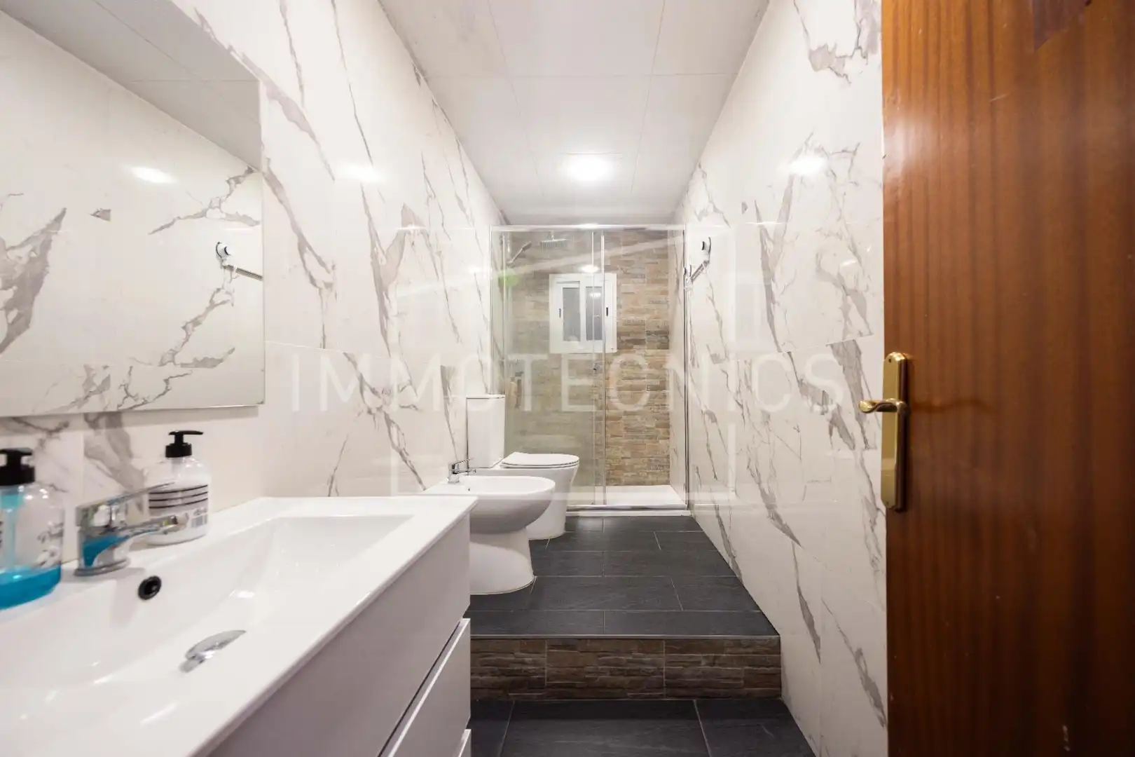 Badezimmer von Wohnung zum Verkauf in Granollers mit Balkon