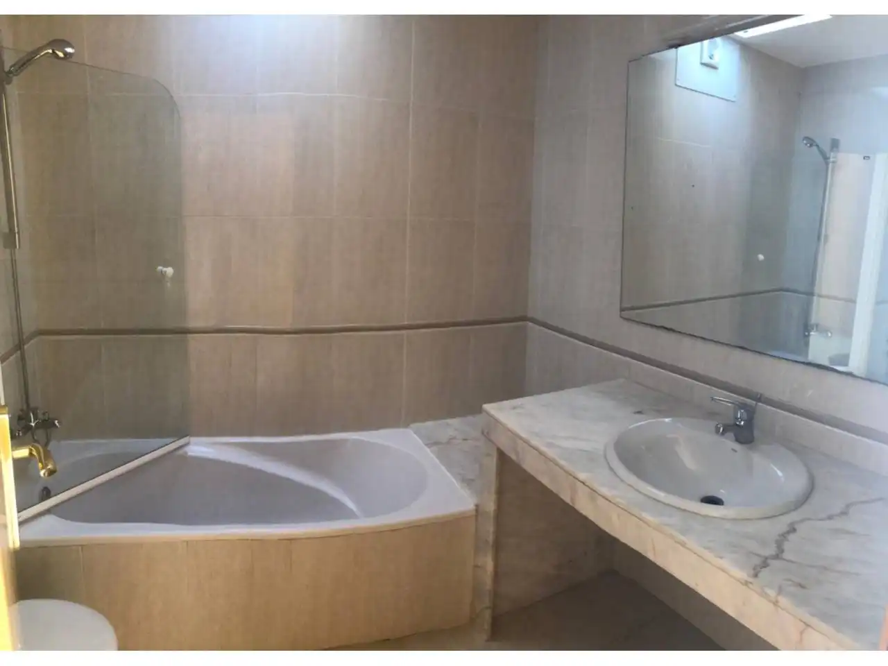 Badezimmer von Einfamilien-Reihenhaus zur Miete in Castellar del Vallès mit Heizung, Privatgarten und Terrasse