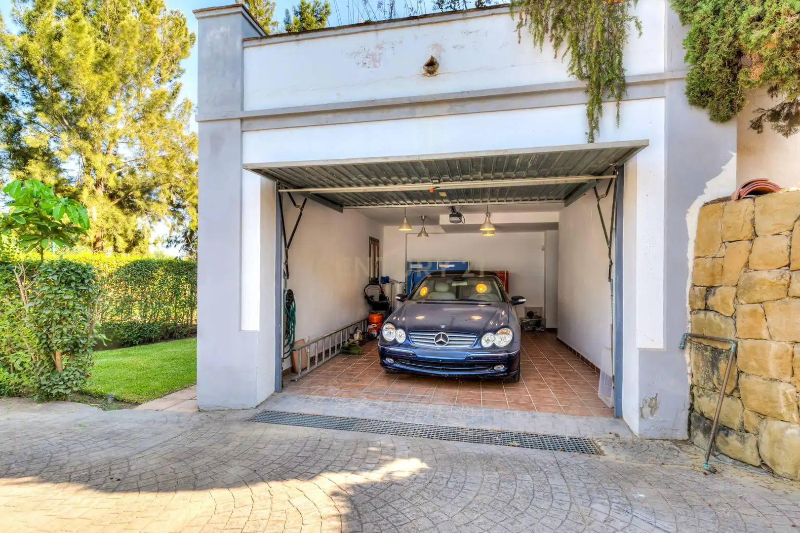 Aparcament de Casa o xalet en venda en Mijas amb Aire condicionat, Jardí privat i Traster