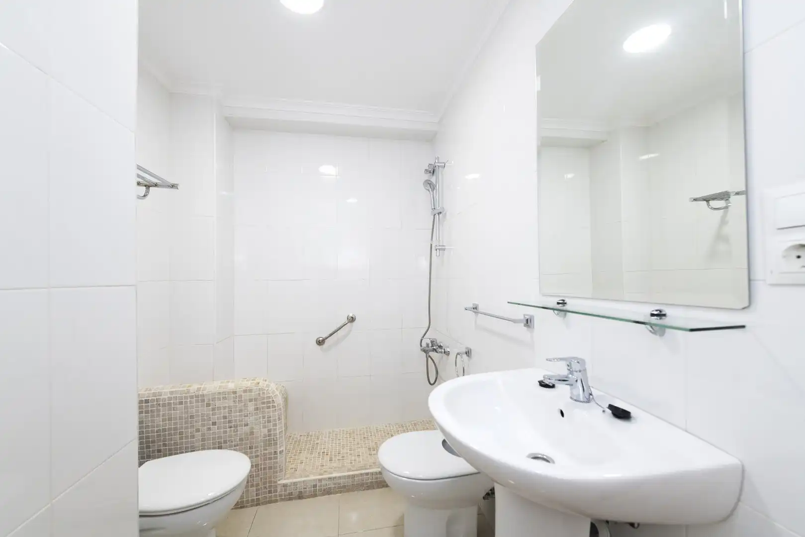 Bathroom of Flat for sale in Málaga  with Terrace and Storage room