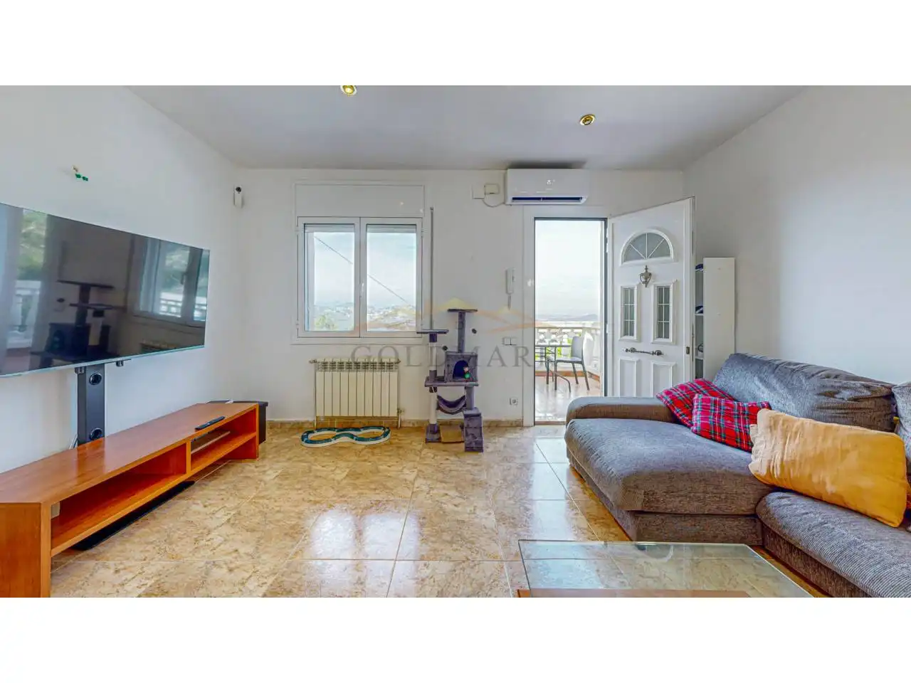 Sala d'estar de Casa o xalet en venda en Corbera de Llobregat amb Aire condicionat, Jardí privat i Terrassa
