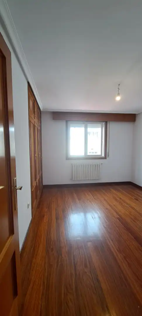 Dormitori de Pis en venda en Ourense Capital  amb Parquet, Traster i Forn