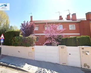 Vista exterior de Casa o xalet en venda en Navalcarnero amb Jardí privat i Piscina comunitària