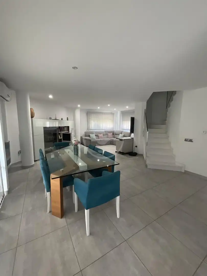 Sala d'estar de Casa o xalet en venda en Linares amb Aire condicionat, Jardí privat i Piscina