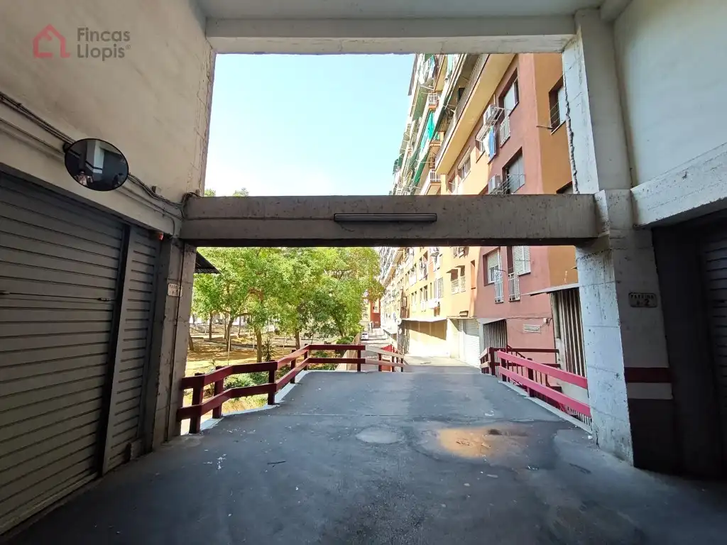 Vista exterior de Garatge en venda en Barcelona
