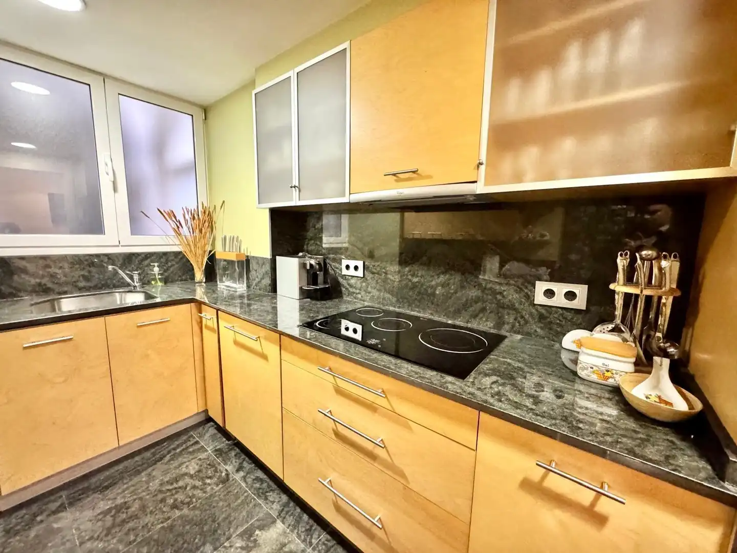Küche von Wohnung zum Verkauf in  Barcelona Capital mit Klimaanlage, Heizung und Parkett