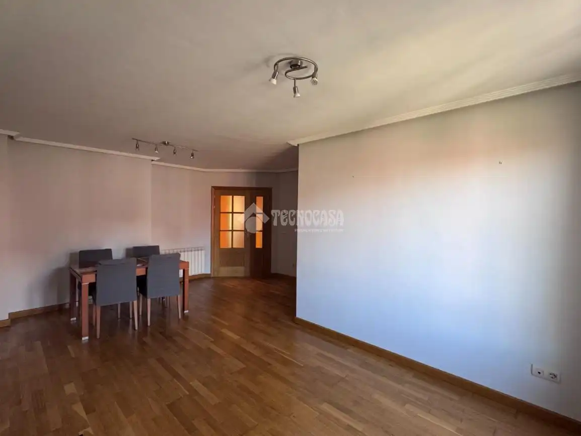 Sala de estar de Piso en venta en León Capital  con Calefacción, Parquet y Terraza