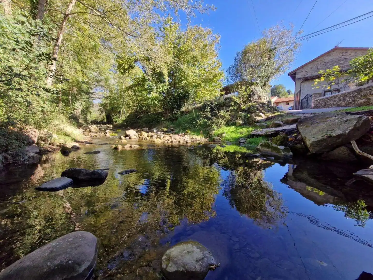 Außenansicht von Einfamilien-Reihenhaus zum Verkauf in Arenas de Iguña mit Privatgarten und Balkon