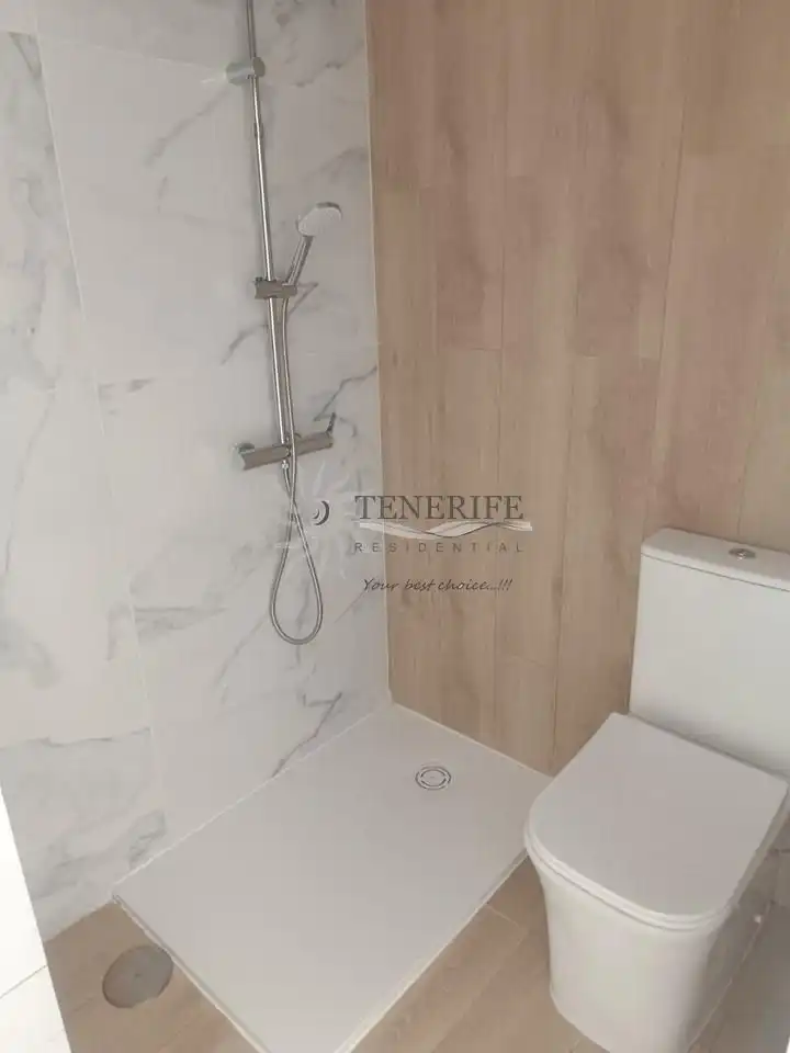 Baño de Piso en venta en Guía de Isora con Aire acondicionado y Terraza