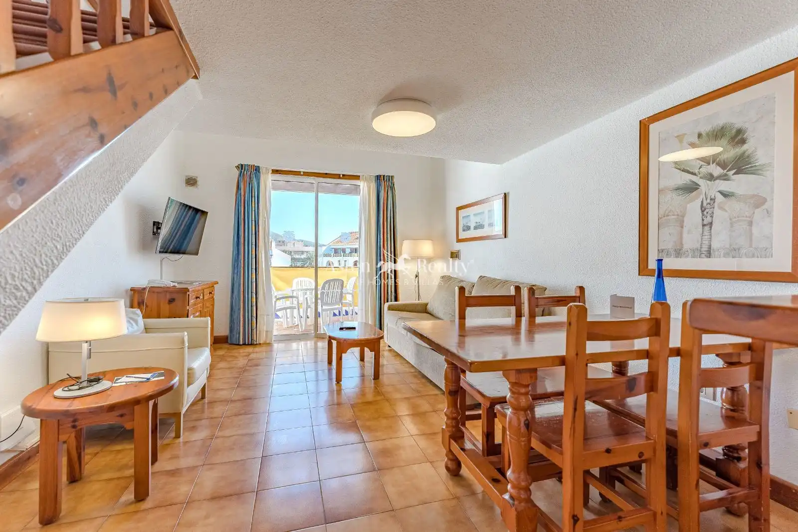 Maisonette zum Verkauf in Arona mit Terrasse, Schwimmbad und Möbliert