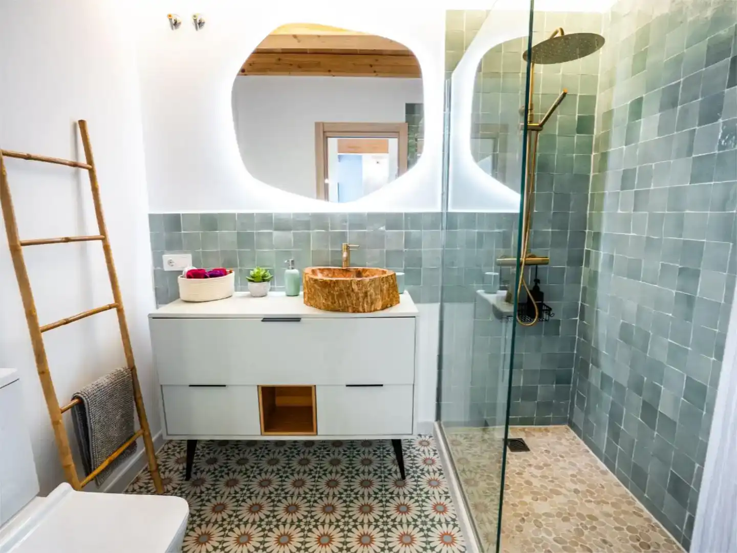 Bathroom of Flat for rent in Marbella  with Air Conditioner, Parquet flooring and Swimming Pool