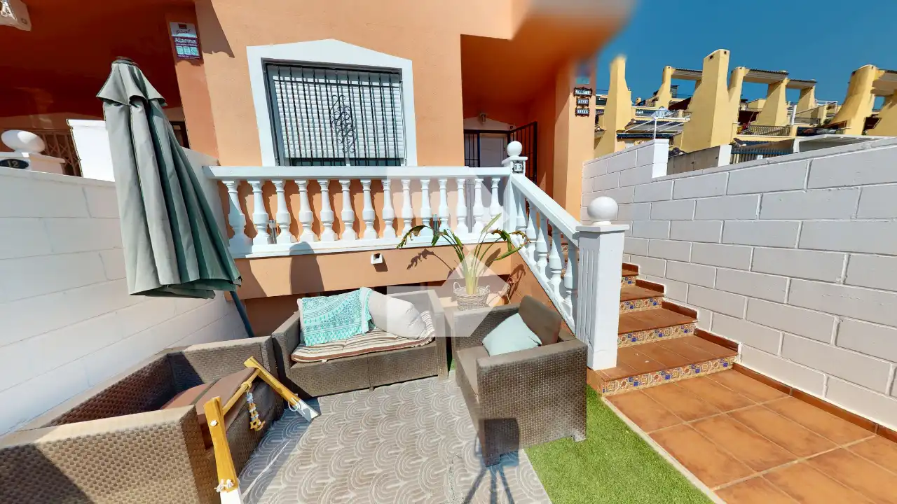 Terrasse von Einfamilien-Reihenhaus zum Verkauf in Mutxamel mit Klimaanlage, Heizung und Terrasse