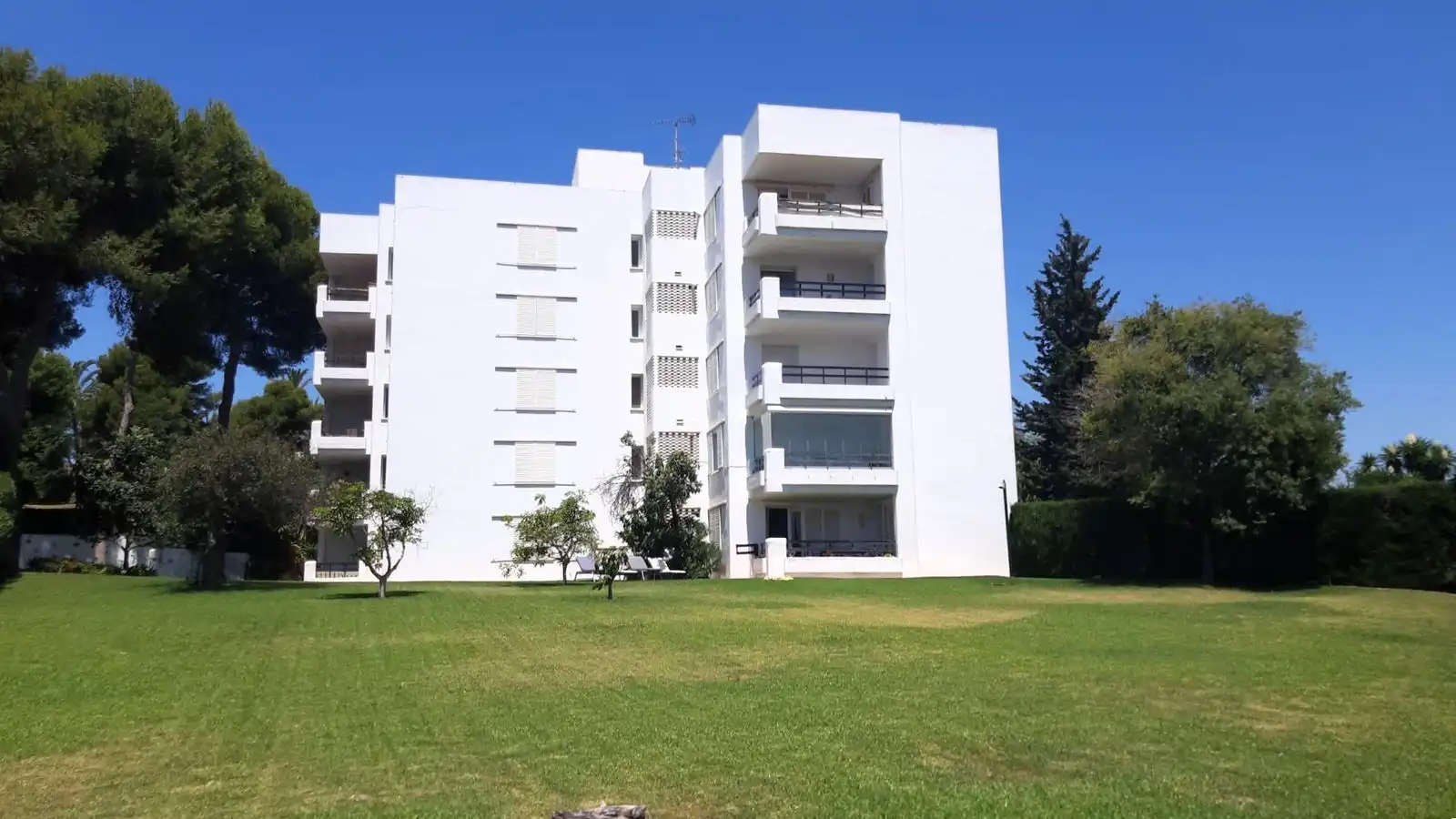 Vista exterior de Piso en venta en Marbella con Aire acondicionado, Terraza y Amueblado