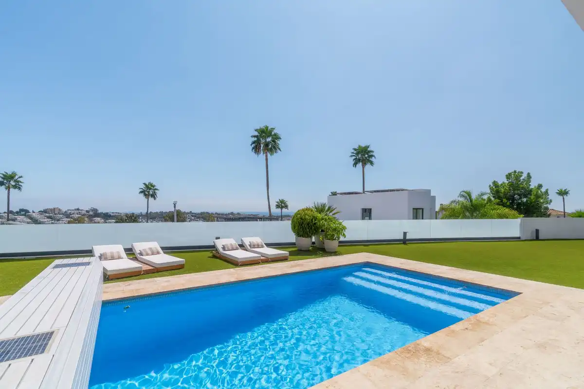 Swimming pool of Houses for sale in Benahavís  with Air Conditioner, Private garden and Swimming Pool