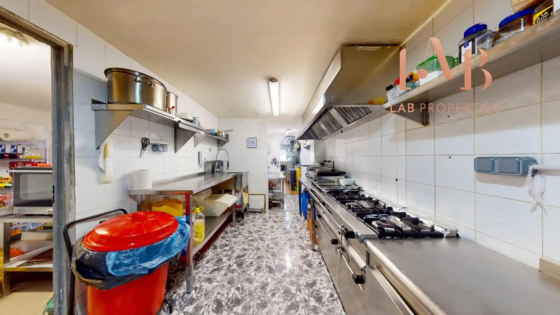 Cuina de Local de lloguer en  Palma de Mallorca amb Aire condicionat i Moblat