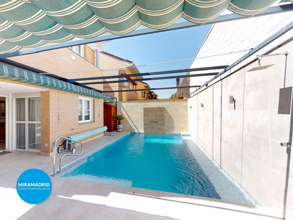 Piscina de Casa adosada en venda en Paracuellos de Jarama amb Aire condicionat i Piscina