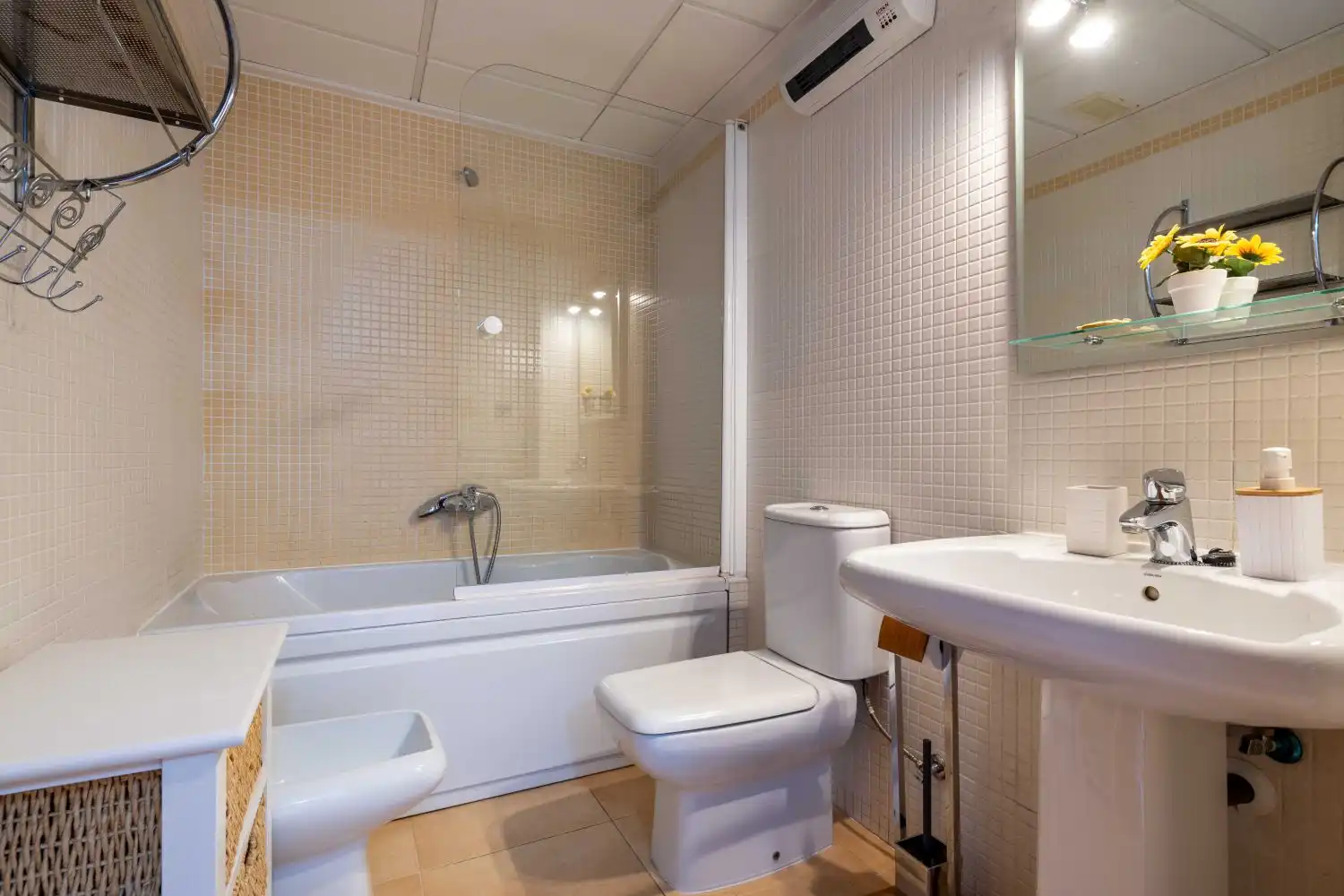 Baño de Piso de alquiler en Murcia con Aire acondicionado, Calefacción y Trastero