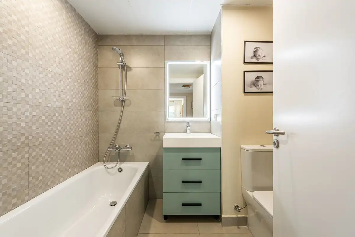 Baño de Piso de alquiler en Benahavís con Aire acondicionado, Terraza y Trastero