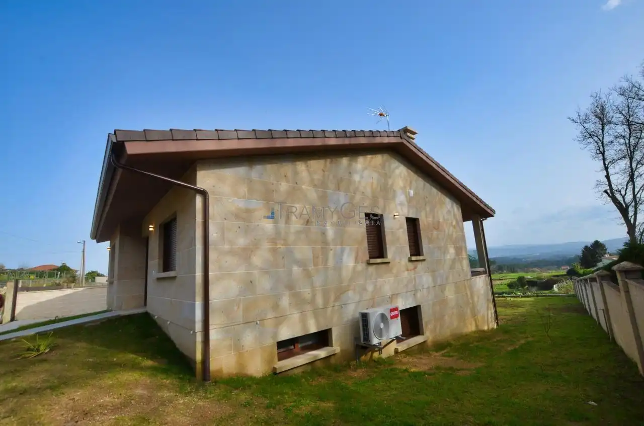 Vista exterior de Casa o xalet en venda en Tomiño amb Calefacció, Jardí privat i Terrassa