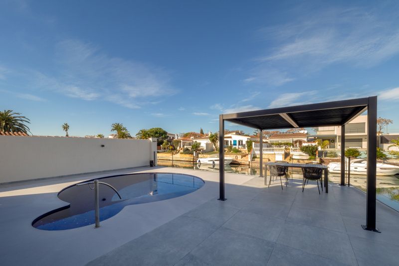 Terrassa de Casa o xalet en venda en Empuriabrava amb Aire condicionat, Calefacció i Piscina