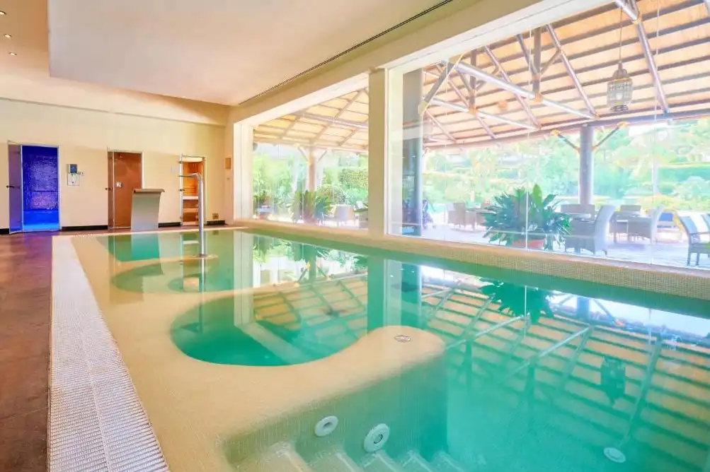 Piscina de Apartamento en venta en Benahavís con Aire acondicionado, Calefacción y Jardín privado