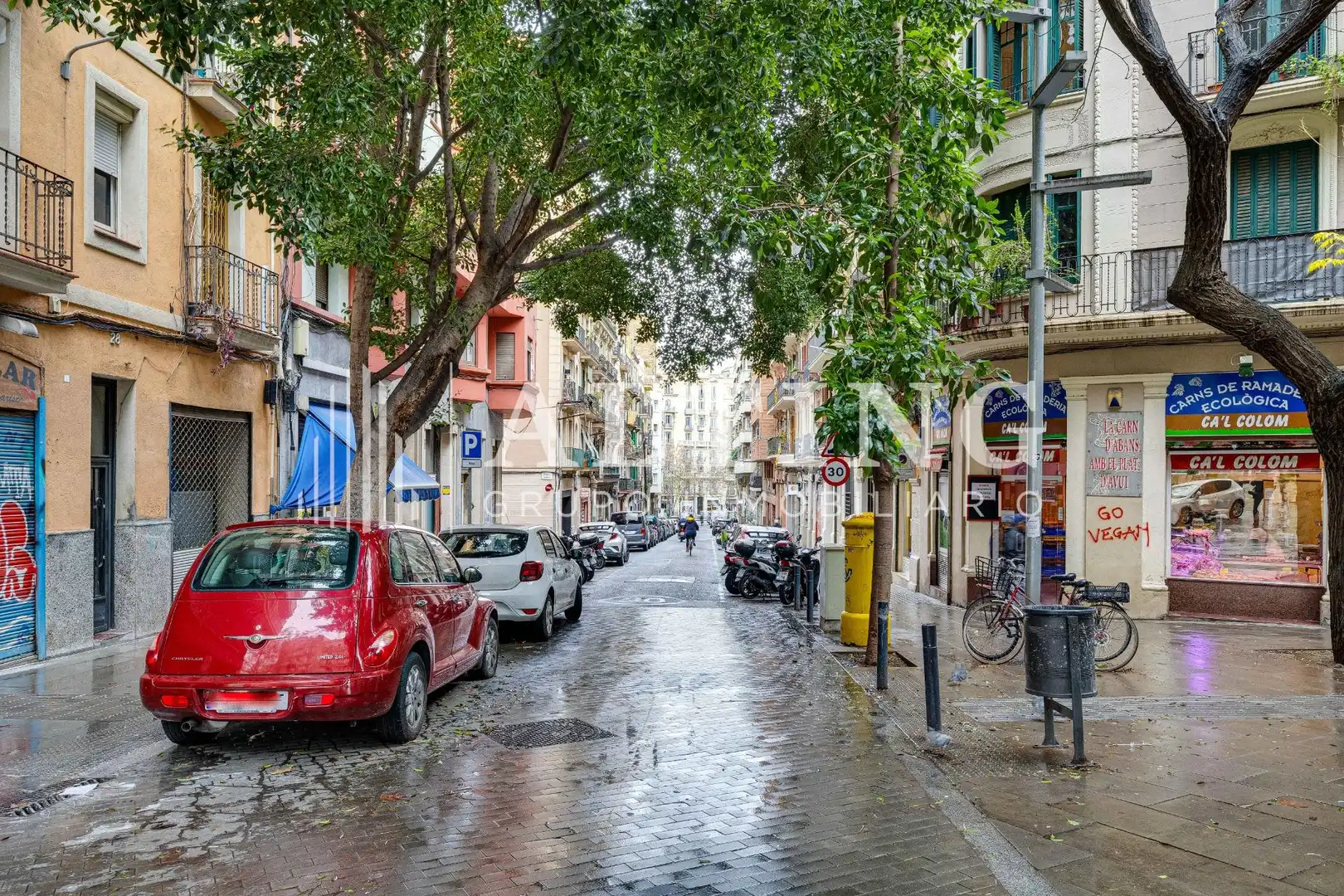 Vista exterior de Local en venda en Barcelona amb Aire condicionat i Moblat