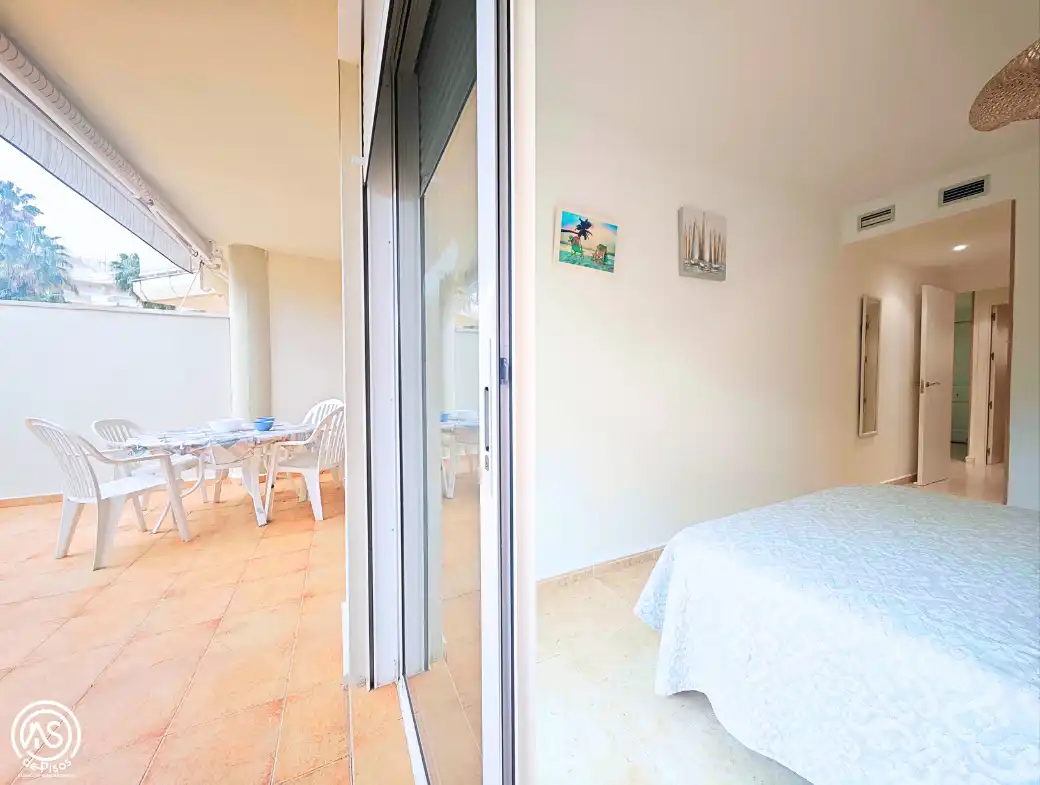 Dormitori de Apartament de lloguer en Mont-roig del Camp amb Aire condicionat, Calefacció i Jardí privat