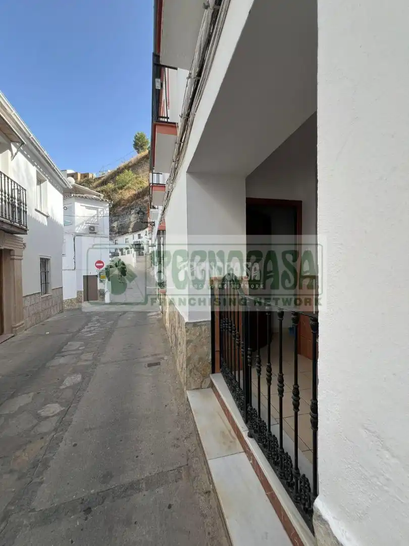 Außenansicht von Einfamilien-Reihenhaus zum Verkauf in Setenil de las Bodegas mit Heizung