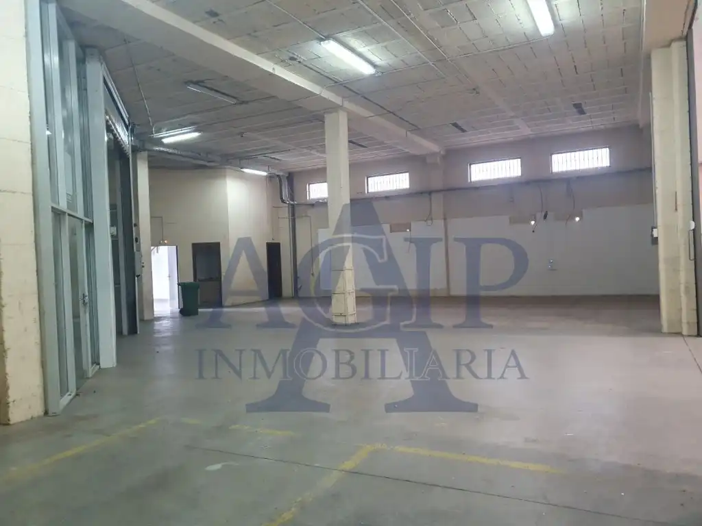 Parkplatz von Fabrikhallen zur Miete in L'Hospitalet de Llobregat