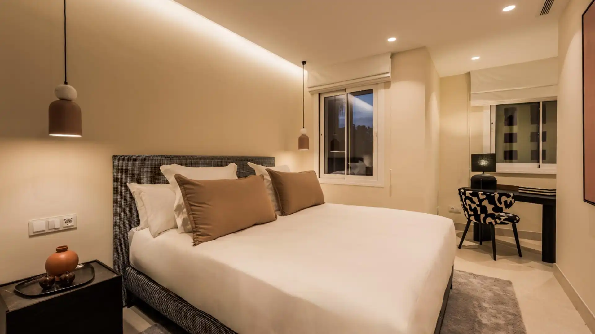 Schlafzimmer von Wohnungen zum Verkauf in Estepona mit Klimaanlage, Heizung und Privatgarten