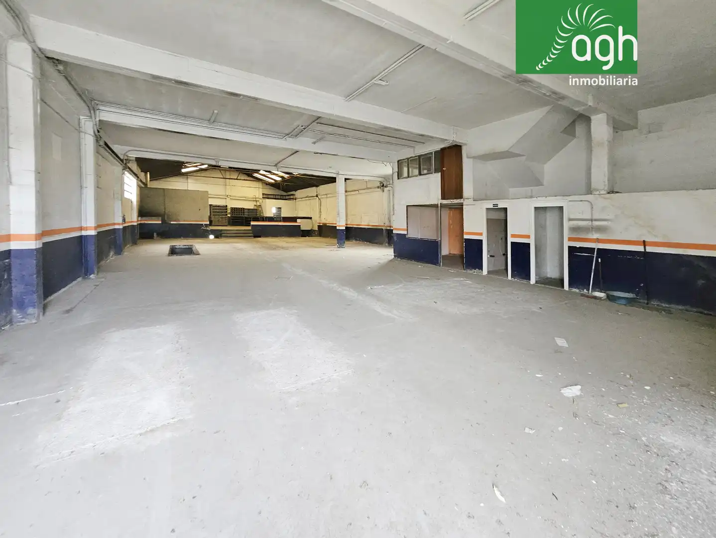 Parkplatz von Fabrikhallen zum Verkauf in A Laracha  