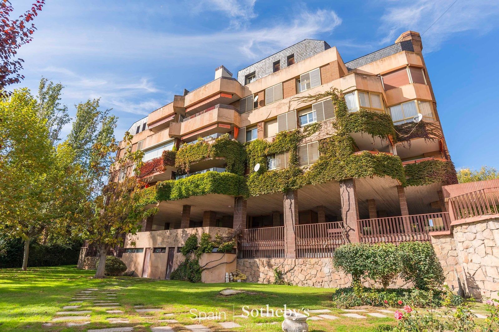 Außenansicht von Wohnungen zur Miete in La Moraleja mit Klimaanlage, Terrasse und Gemeinschaftspool