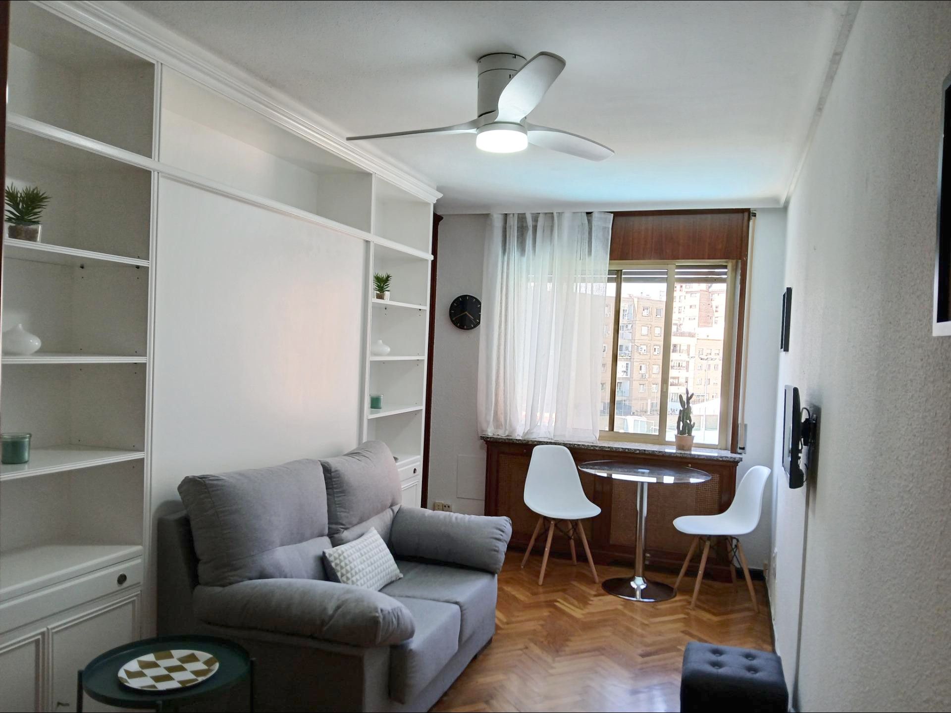 Sala d'estar de Apartament de lloguer en  Zaragoza Capital amb Moblat i Balcó
